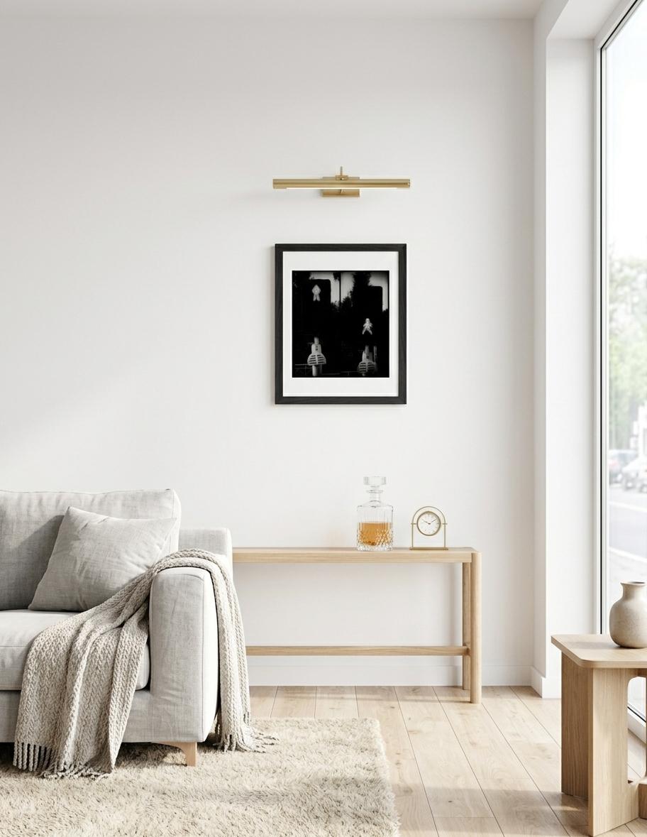 Gerahmtes Kunstwerk Stadt ohne Gesichter in modernem Wohnraum.