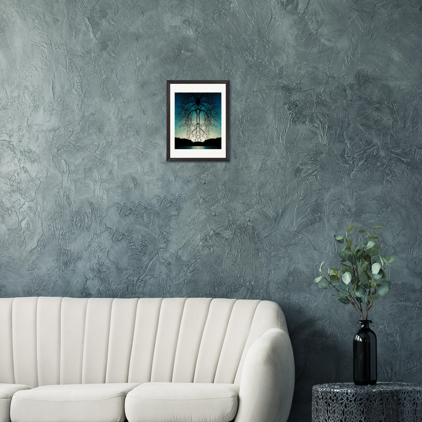 Gerahmter Fine-Art-Fotografie mit surrealer Waldreflexion über modernem Sofa in stilvollem minimalistischen Interieur.
