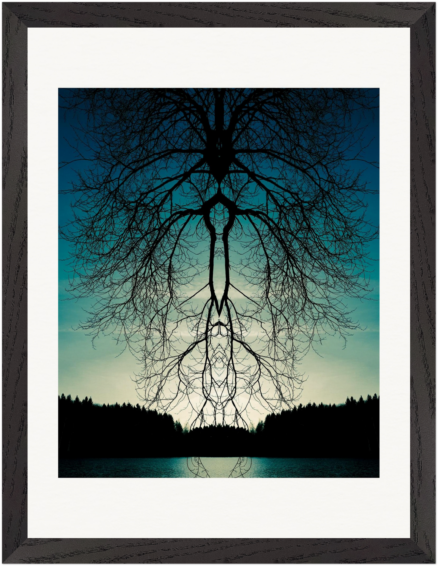 Gerahmter Fine-Art-Fotografie mit surrealer Waldreflexion in blau-grünen Farbtönen | Shnaiderart