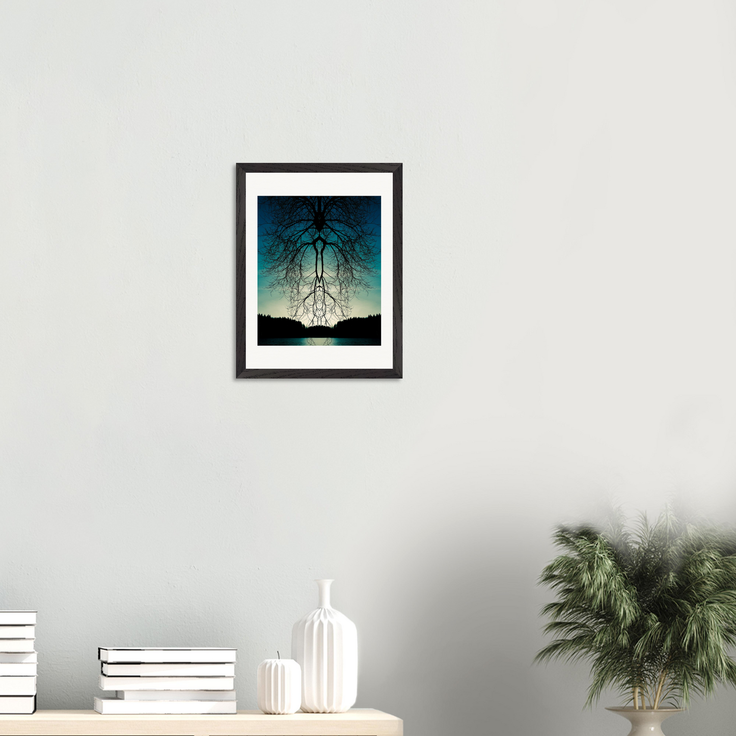 Gerahmter Fine-Art-Fotografie mit surrealer Waldreflexion als moderne Wanddekoration im minimalistischen Interieur.