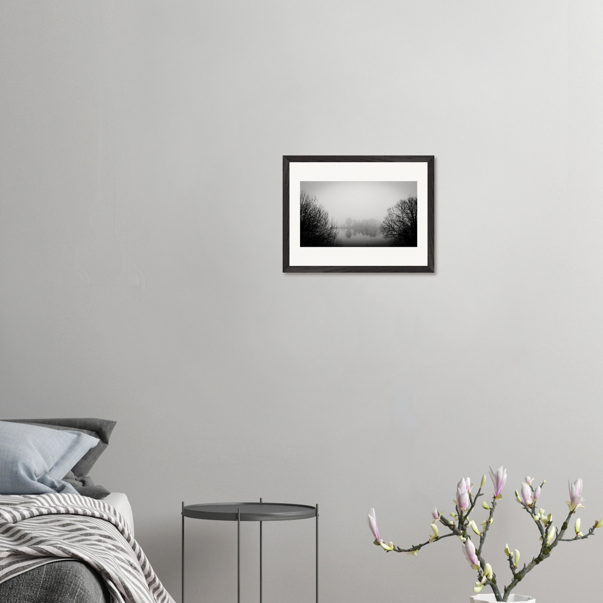 Gerahmte Schwarz-Weiß-Fotografie „Verlassen“ in einem modernen, hellen Schlafzimmer.