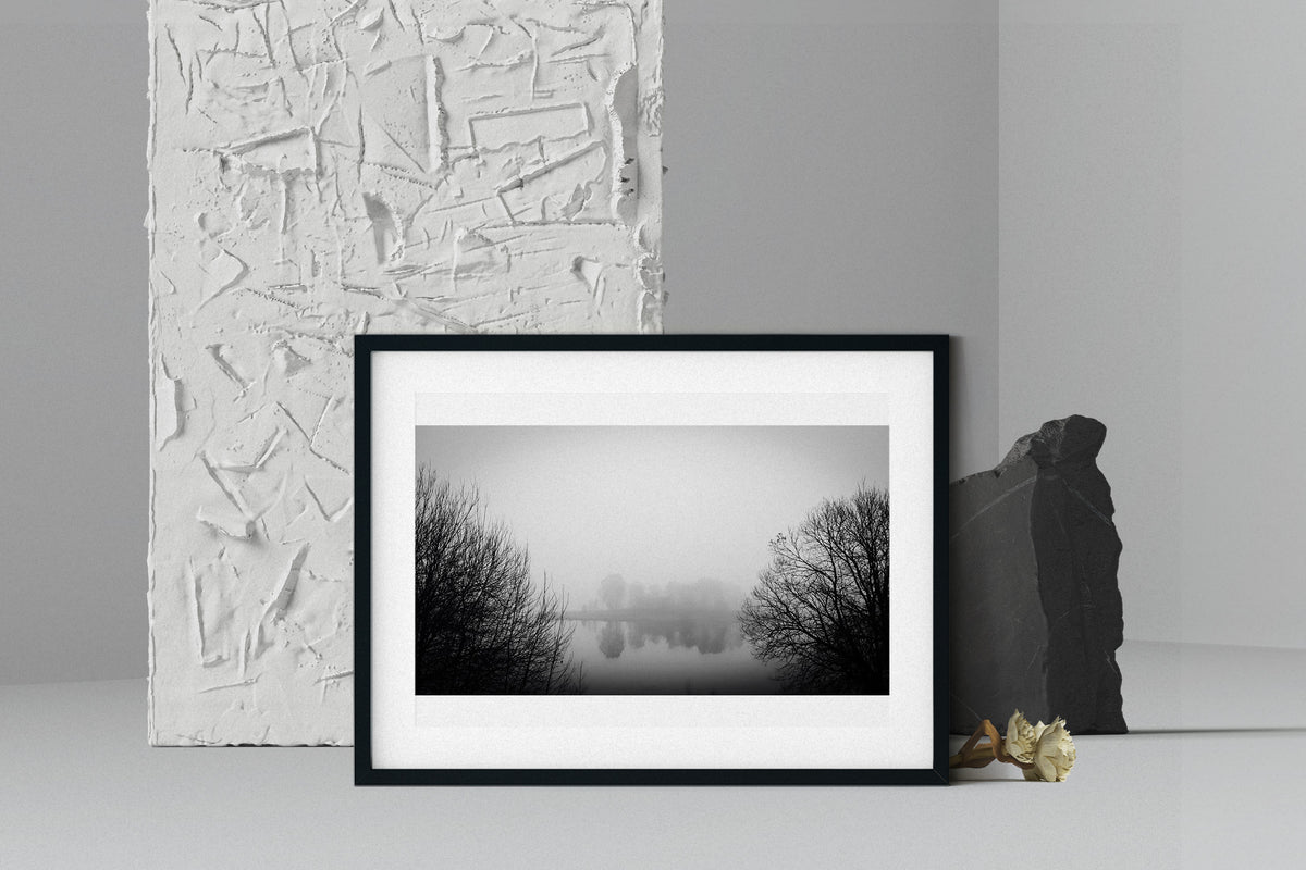 Gerahmte Schwarz-Weiß-Fotografie „Verlassen“ in einem modernen Kunstarrangement mit abstrakten Objekten.