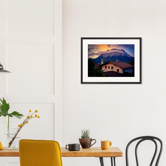 Gerahmte Fine-Art-Fotografie „Zugspitze, Österreich“ in horizontalem Format, präsentiert in einem modernen Interieur. Fotokunst von Stanislav Shnaider.
