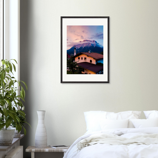 Fine-Art-Fotografie „Zugspitze, Österreich“ von Stanislav Shnaider, präsentiert in einem hellen modernen Schlafzimmer mit weißem Bett, Zimmerpflanze und neutraler Wandgestaltung.